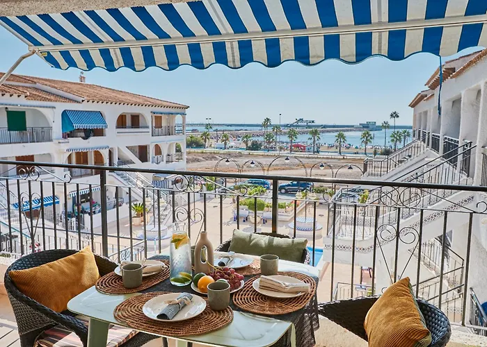 Los Naufragos Beach Apartment With Sea View